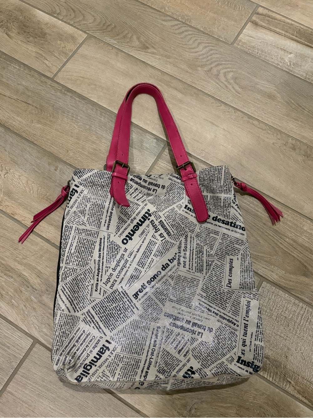 Vintage Maurizio Taiuti newspaper-print tote bag bright pink leather trim